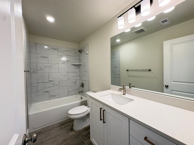 Building Photo - Brand New Townhome