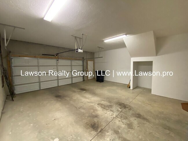 Building Photo - Colonial Green Row Home with Two Car Garage