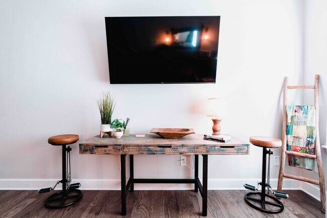 Building Photo - 406 NW Retreat Ln