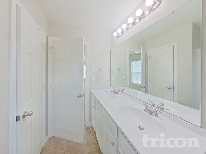 Building Photo - 11019 Kinnairds St