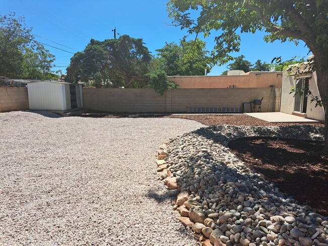 Building Photo - 3 BED 2 BATH SINGLE FAMILY HOME IN *CONVENIENTLY* LOCATED ALBUQUERQUE NEIGHBORHOOD!