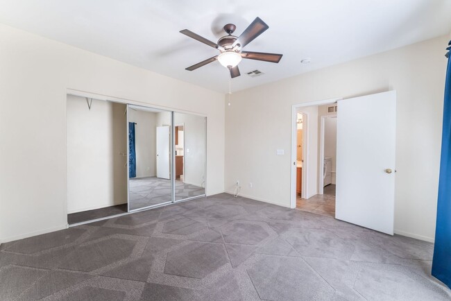 Building Photo - Spacious Condo with a 2 Car Garage!