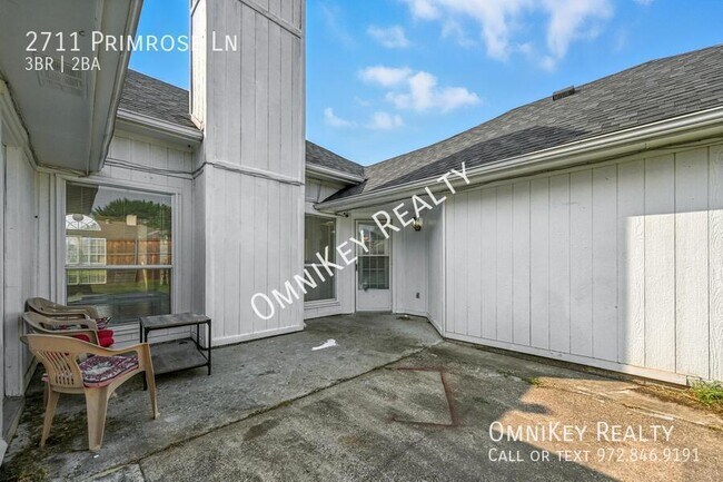 Building Photo - 2711 Primrose Ln