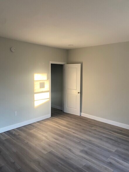Building Photo - 808 S 49th St