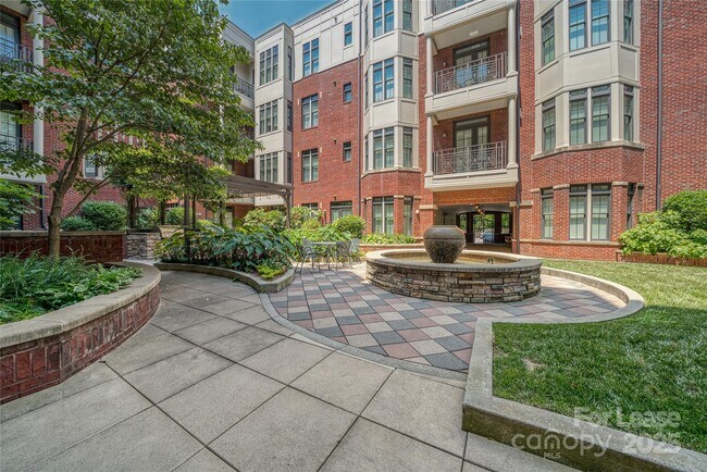 Building Photo - 2810 Selwyn Ave