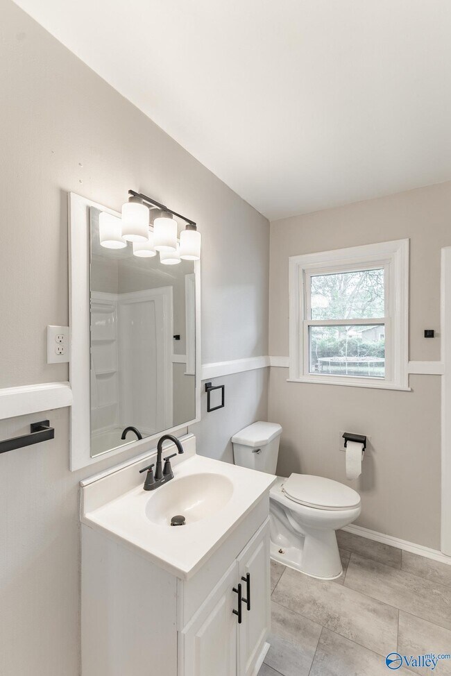 Building Photo - 816 Giles Dr NE