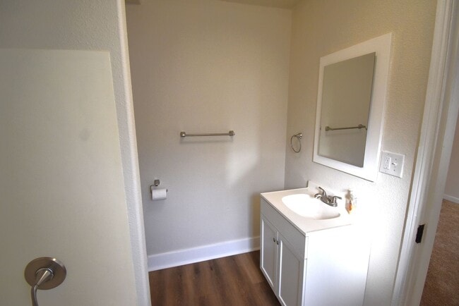 Building Photo - Freshly Remodeled Cozy Cottage Home