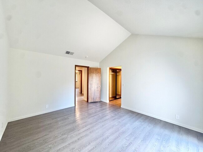 Building Photo - Stunning 3 bedroom 2.5 bathroom home in Folsom with large backyard