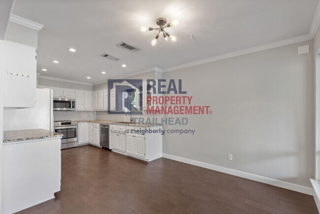 Building Photo - Charming 3 Bed 2 Bath Home in a Great Neighborhood - Private Pool!