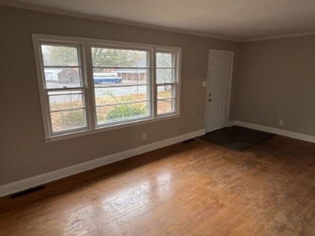 Building Photo - Newly Rennovated