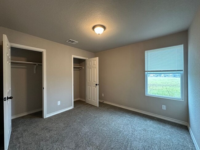 Building Photo - Town home for rent