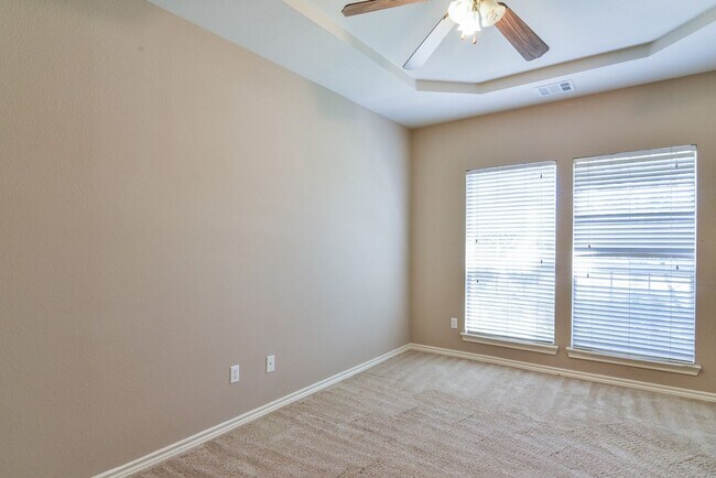 Building Photo - Large Mansfield High Home Centrally Located