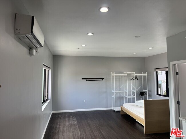 Building Photo - 727 S Gramercy Dr