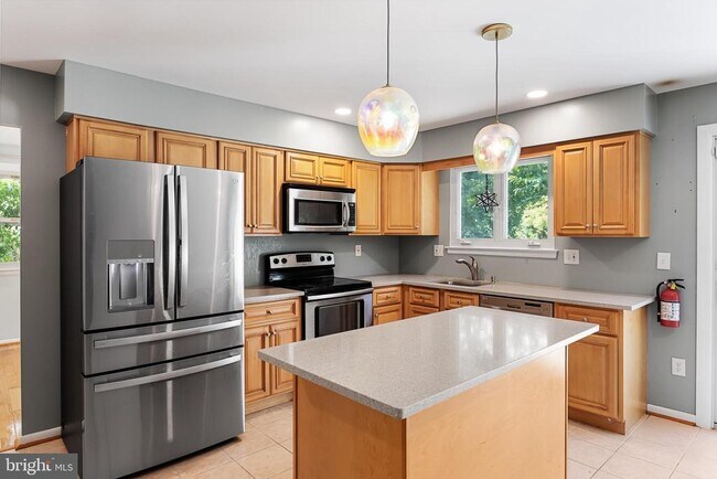 Building Photo - 18 Lakeview Dr