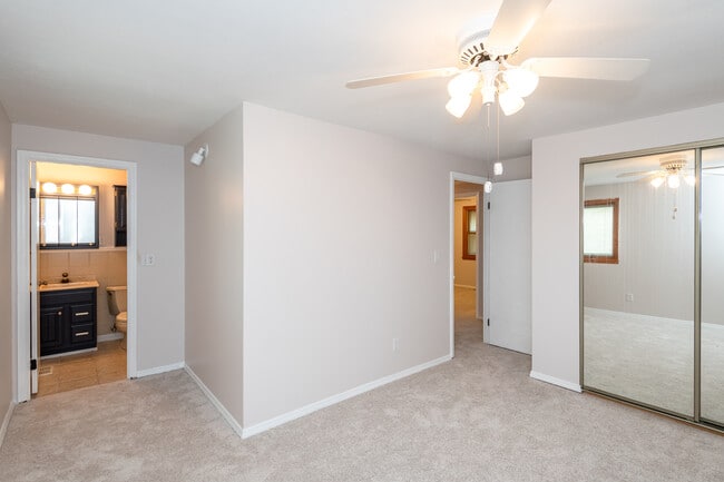 Building Photo - 6757 Summerdale Dr