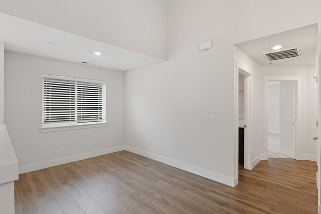 Building Photo - Elegant 4 Bedroom| 2.5 Bathroom Tigard Hom...