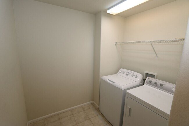 Building Photo - 3 bedroom townhome, NE Colorado Springs
