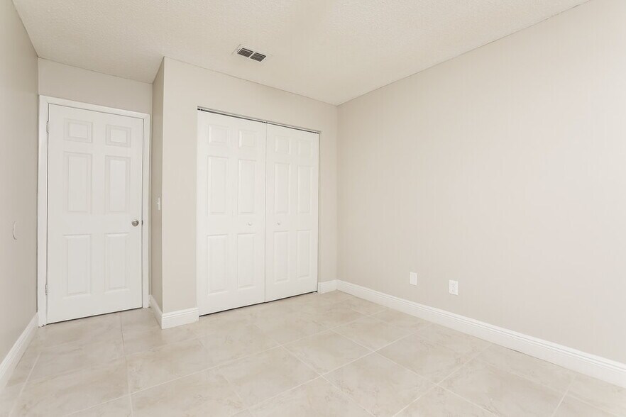 Building Photo - 173 Lakeside Cir