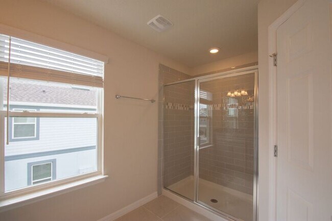 Building Photo - 3936 Plainview Dr