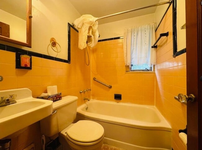 Building Photo - 43 Howard Ave