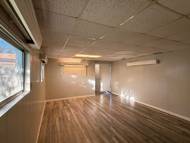 Building Photo - THREE BEDROOM TWO BATH TWO CAR GARAGE