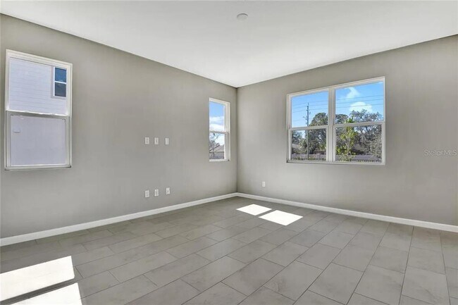Building Photo - 560 Summit River Dr