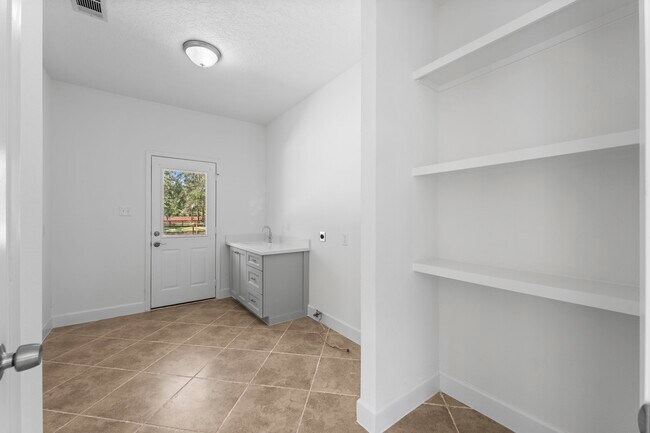 Building Photo - 15456 Pin Oak Dr