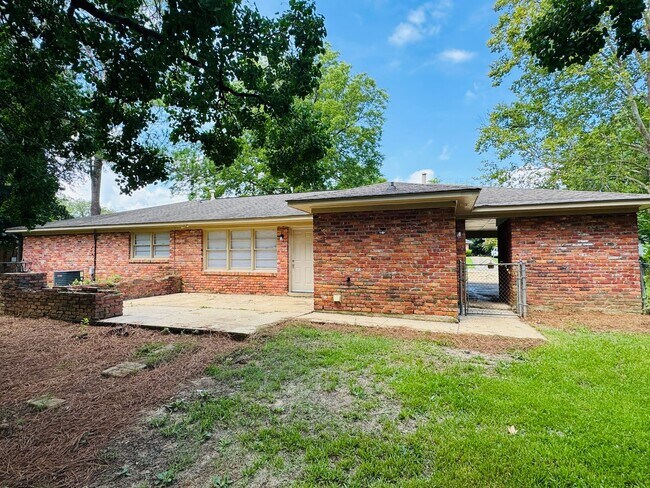 Building Photo - Freshly Renovated 4-Bedroom Retreat!