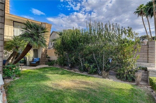 Building Photo - 3223 Pinehurst Dr