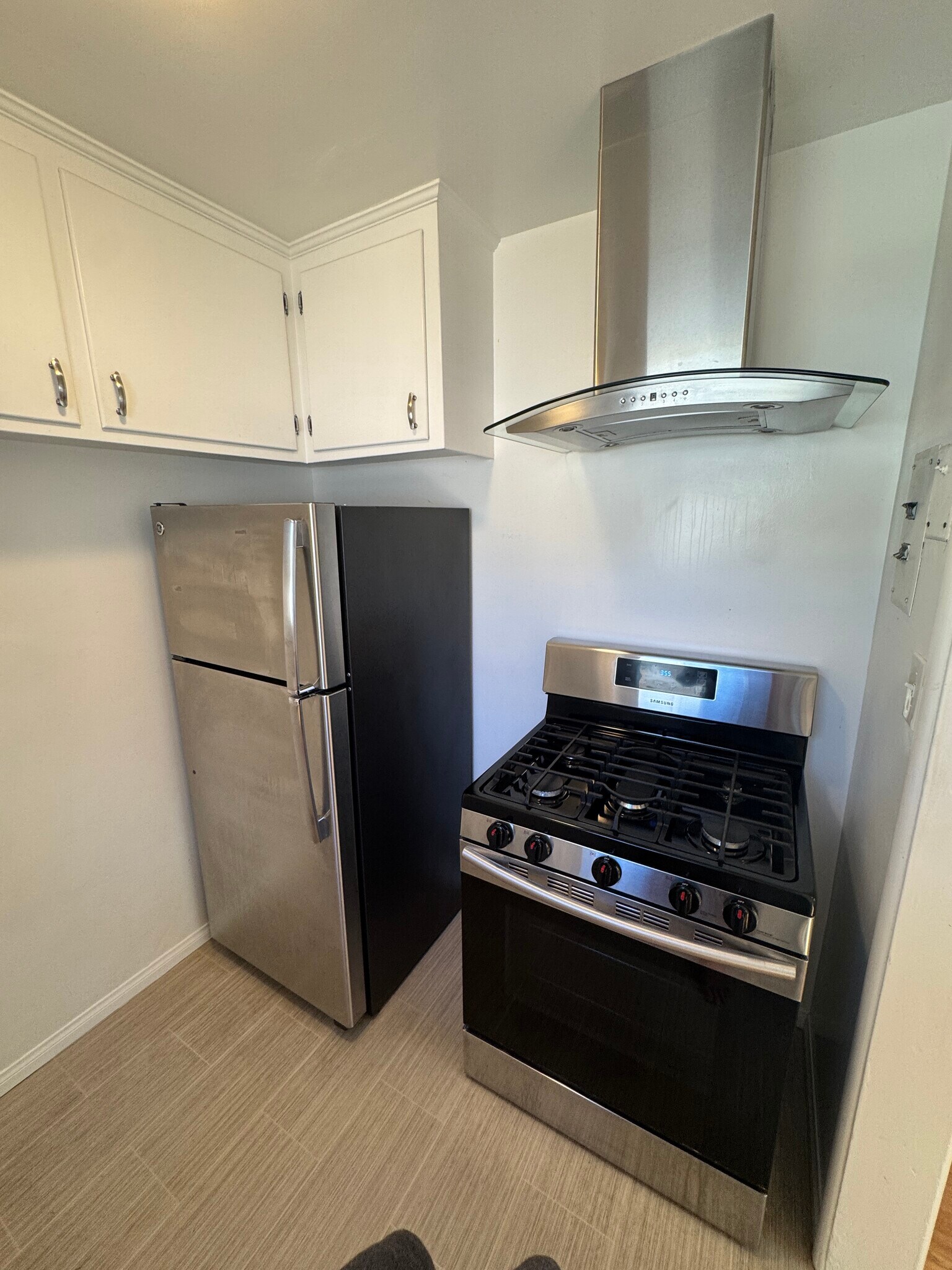 Building Photo - 554 E Cypress Ave