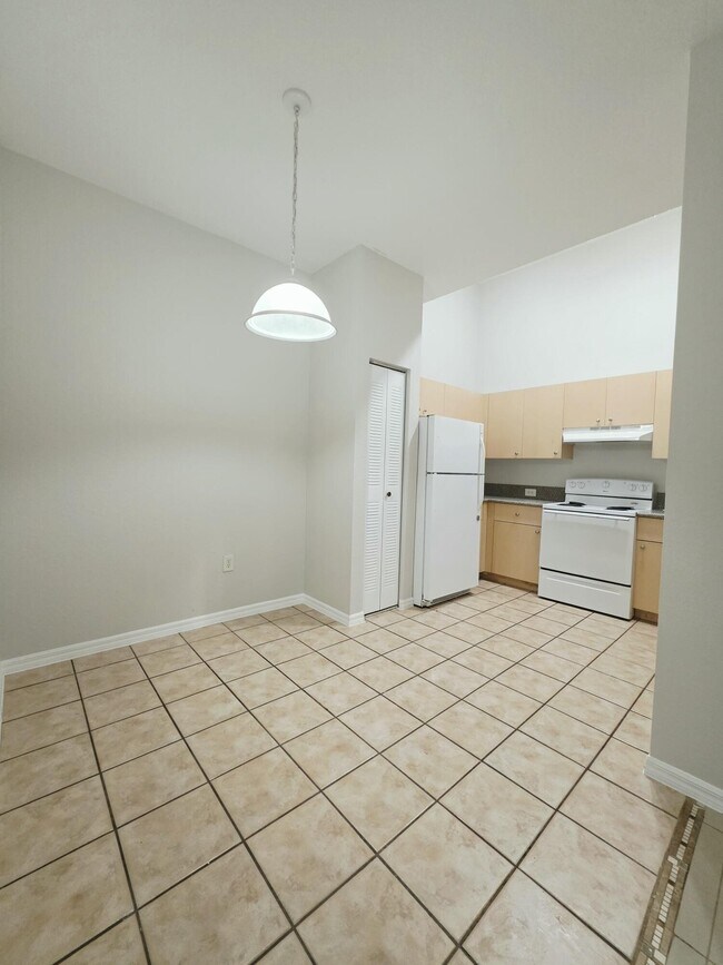 Building Photo - 260 Crestwood Cir