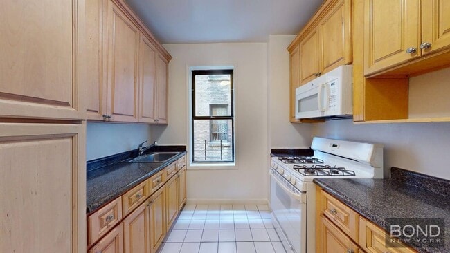 Building Photo - 620 W 171st St