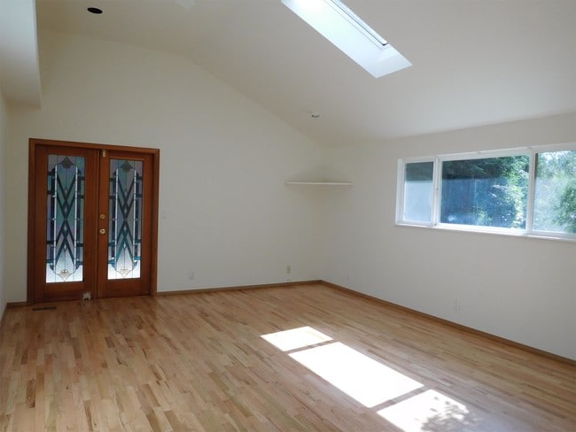 Building Photo - 1536 Vashon Ave NE