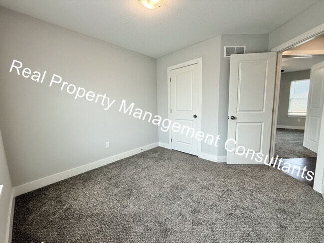 Building Photo - $500 off Move In Special on 4-bedroom, 3-b...