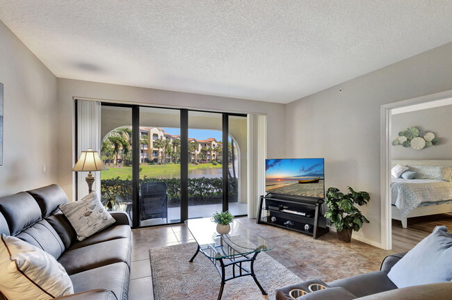 Building Photo - 300 Uno Lago Dr