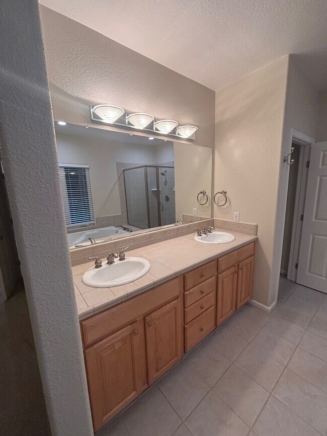 Building Photo - Single level 3 bedroom 2 bathroom Rincon V...