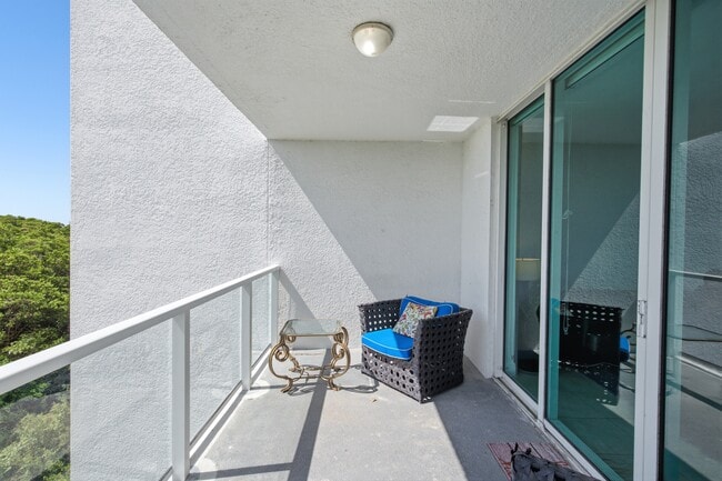 Building Photo - 14951 Royal Oaks Ln