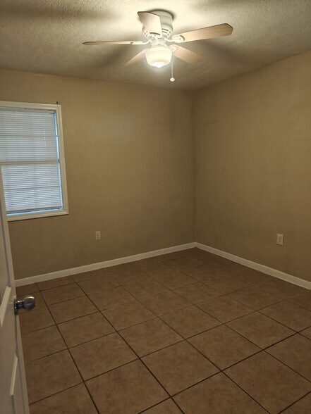 Building Photo - 2115 Raspberry Ln