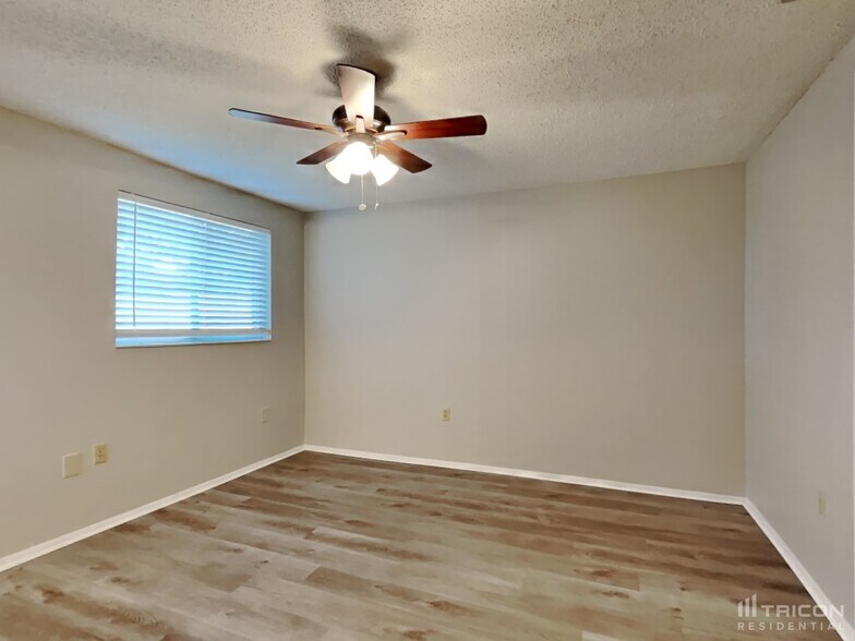 Building Photo - 6521 Bonnie Bay Cir N