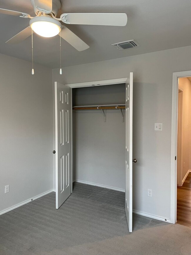 Building Photo - Available Now | Modern Single-Story 3 Bed, 2 Bath | Separate Office/Den | Big Yard | Pet Restrict...
