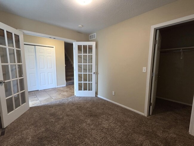 Building Photo - Large family corner lot home for rent!
