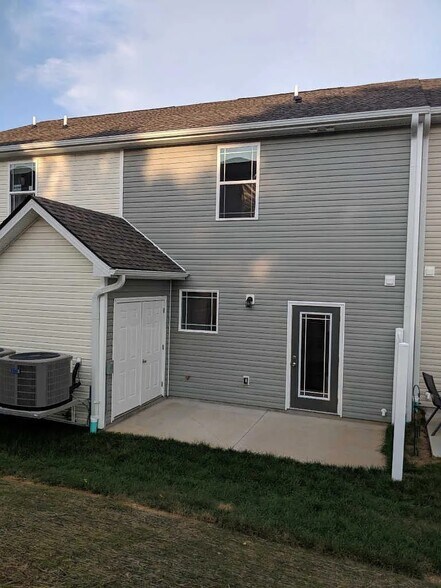 Building Photo - 3010 Bellflower Cir