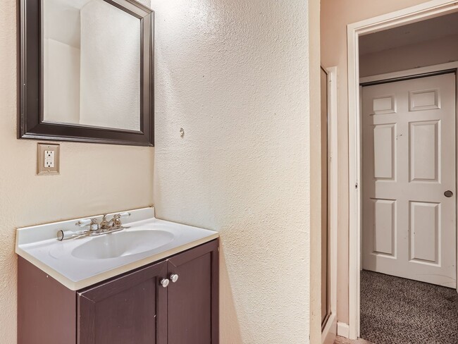 Building Photo - COMING IN MAY!!! Spacious 3 Bedroom 2.5 Ba...