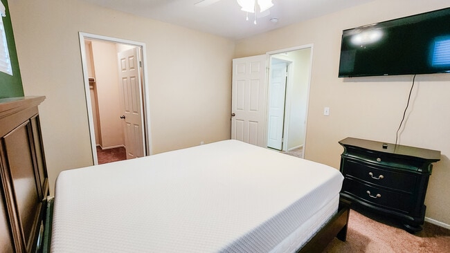 Building Photo - 34213 Parkside Dr