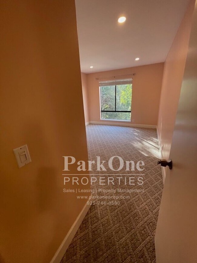 Building Photo - Spacious Condo Near Downtown Walnut Creek ...