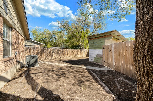 Building Photo - 308 E Cheryl Dr