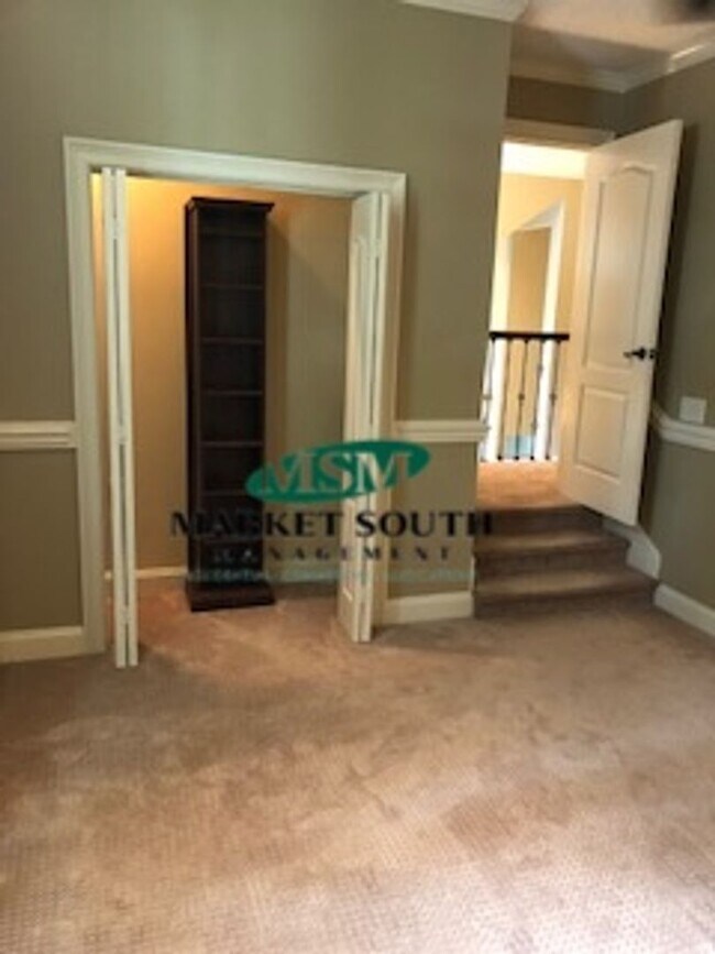 Building Photo - SOUTHBRIDGE BEAUTY- AVAILABLE NOW!