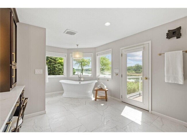 Building Photo - 6210 Deerwood Cir N