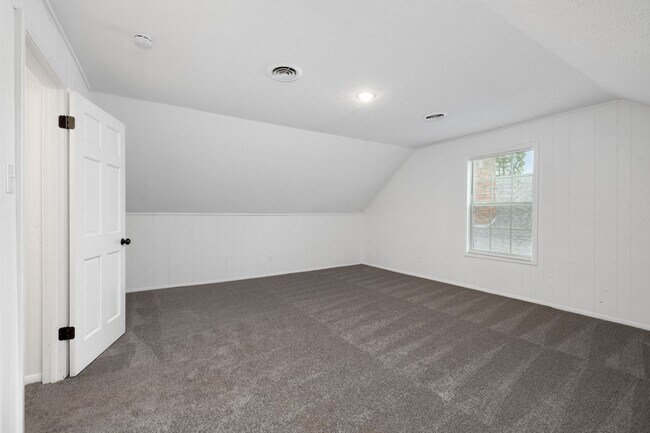 Building Photo - 5 bedroom 3 bath in Covington recently renovated just off the town square
