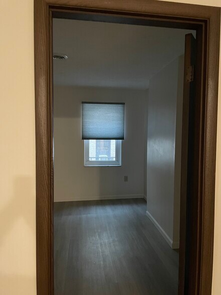Bedroom entrance from living room - 5523 Ellsworth Ave